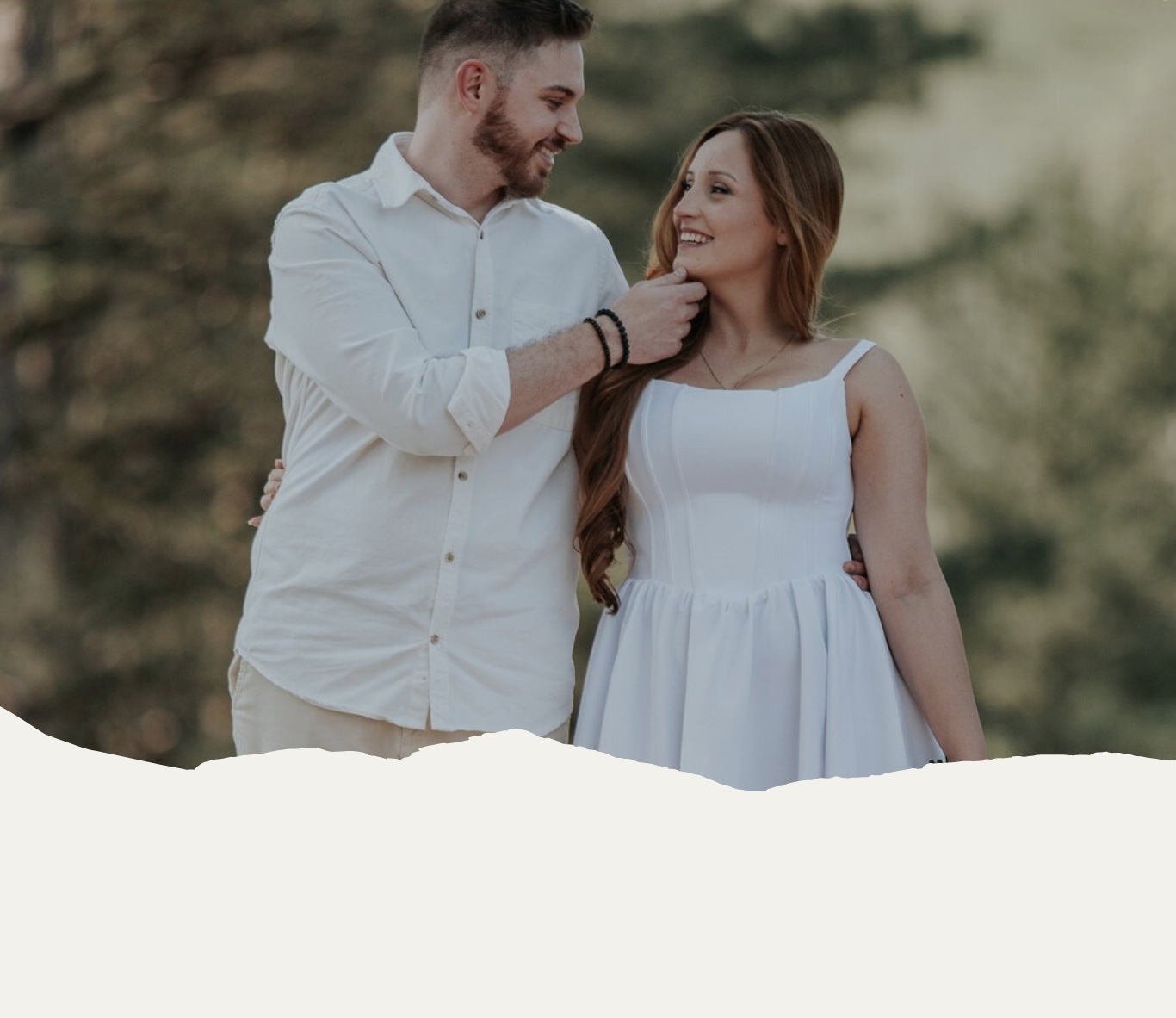 Emilia y Lucas — pareja al aire libre con luz natural cálida