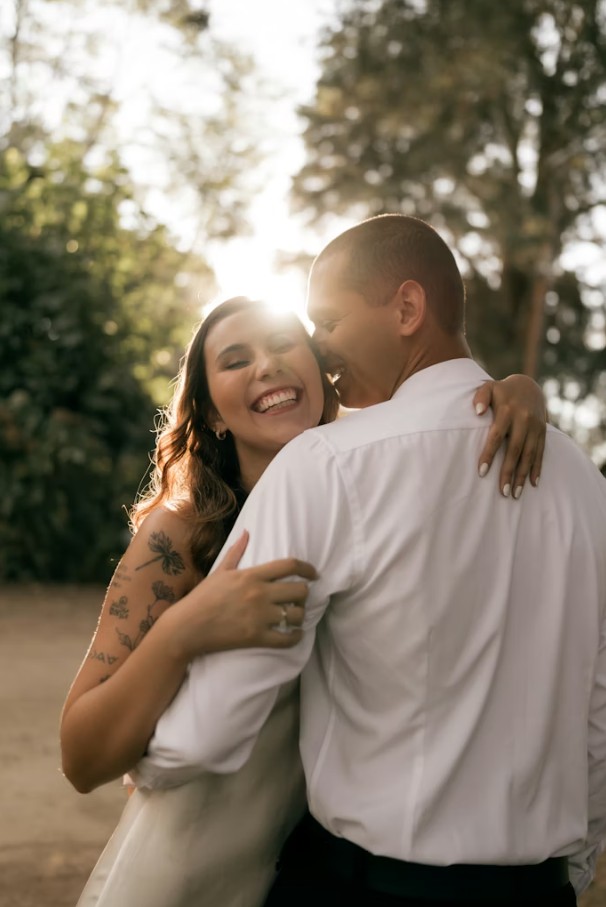 Noemí y Emiliano — pareja al aire libre con luz natural cálida